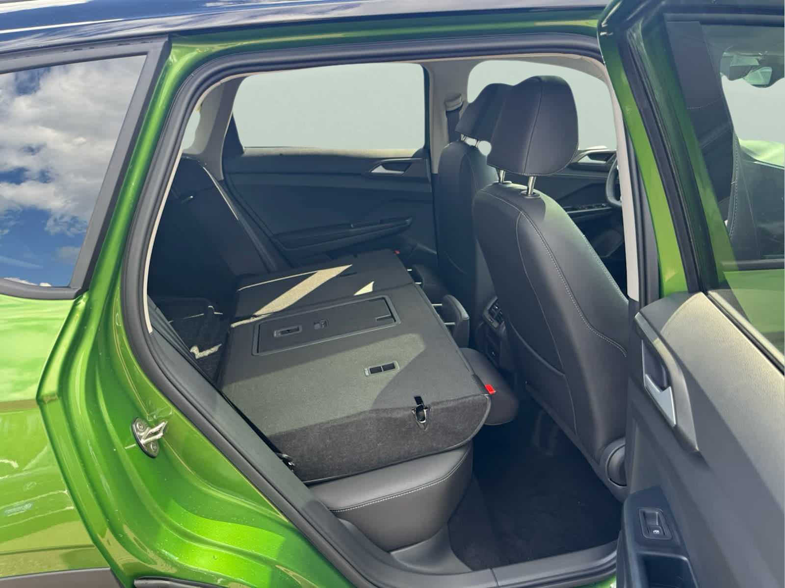 2025 Volkswagen Taos SE photo 34