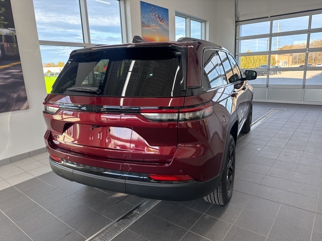 2025 Jeep Grand Cherokee Altitude photo 4