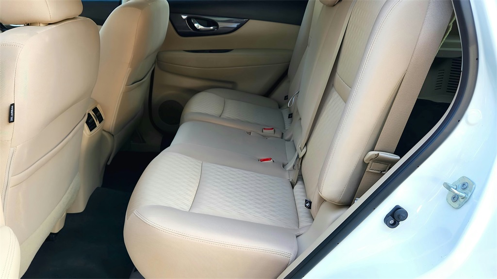 2017 Nissan Rogue SV photo 26