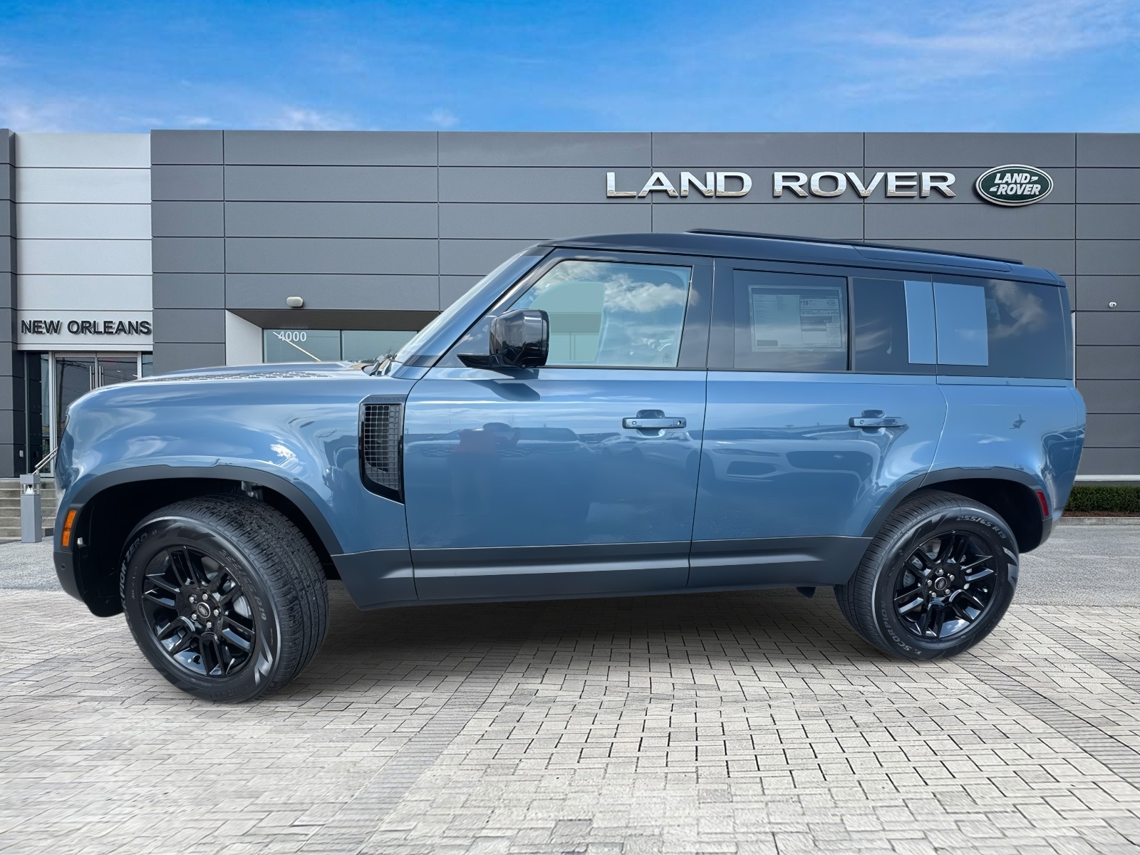 2025 Land Rover Defender 110 S photo 2