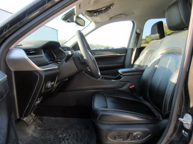 2023 Jeep Grand Cherokee Limited photo 2