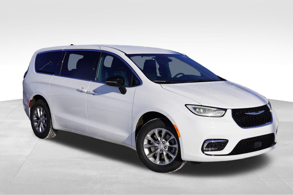 2026 Chrysler Pacifica Select's photo