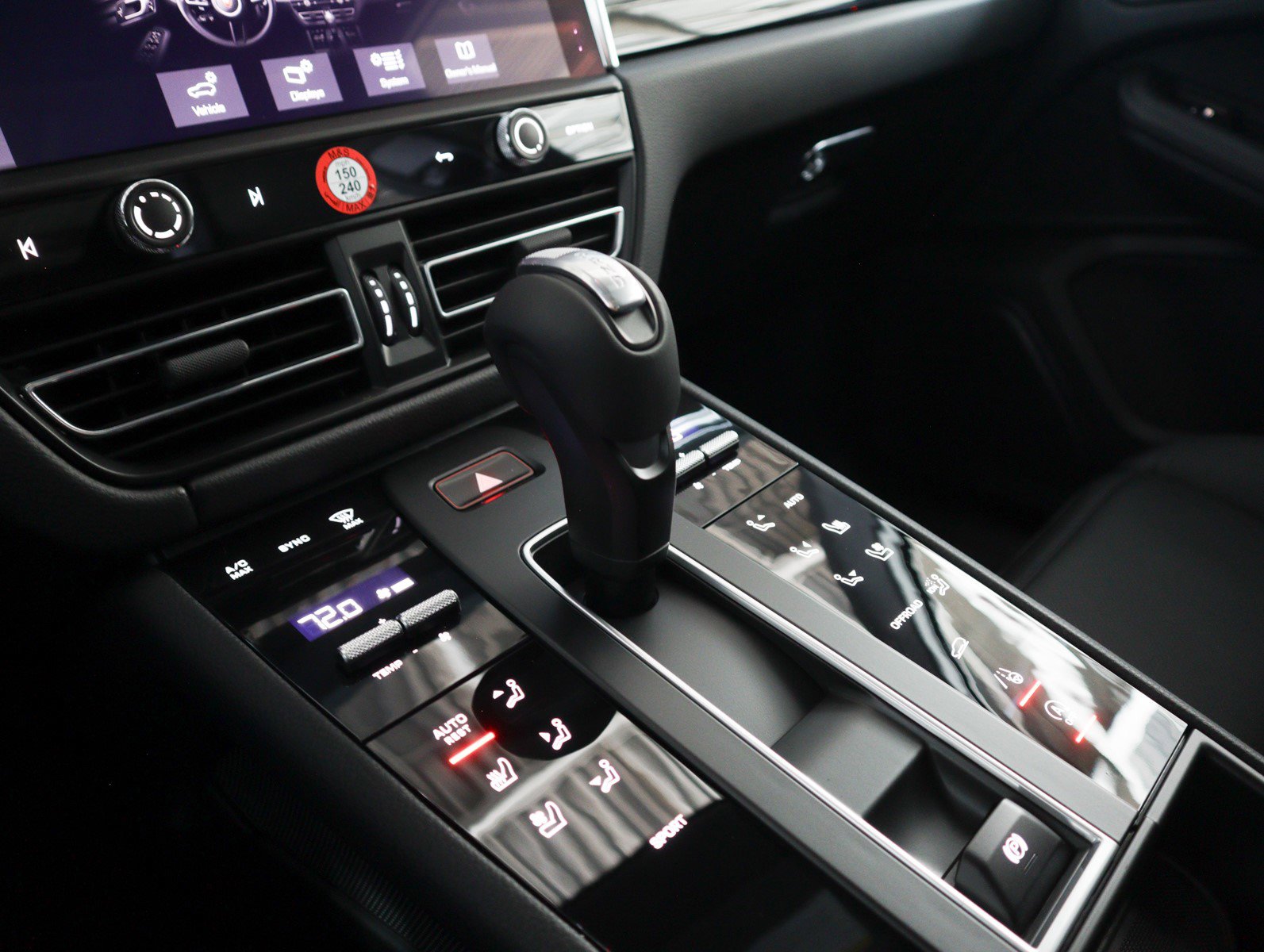 2025 Porsche Macan T photo 17