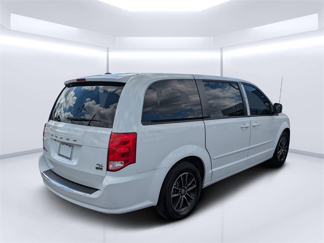 2016 Dodge Grand Caravan R/T photo 3