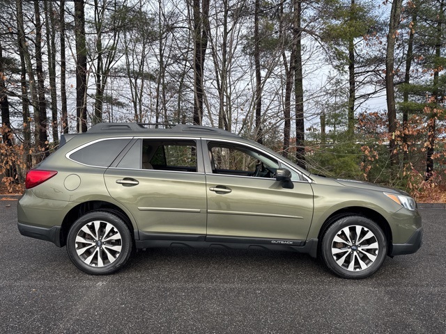 2015 Subaru Outback 2.5i Limited photo 2
