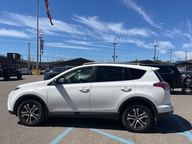 2017 Toyota RAV4 LE photo 7