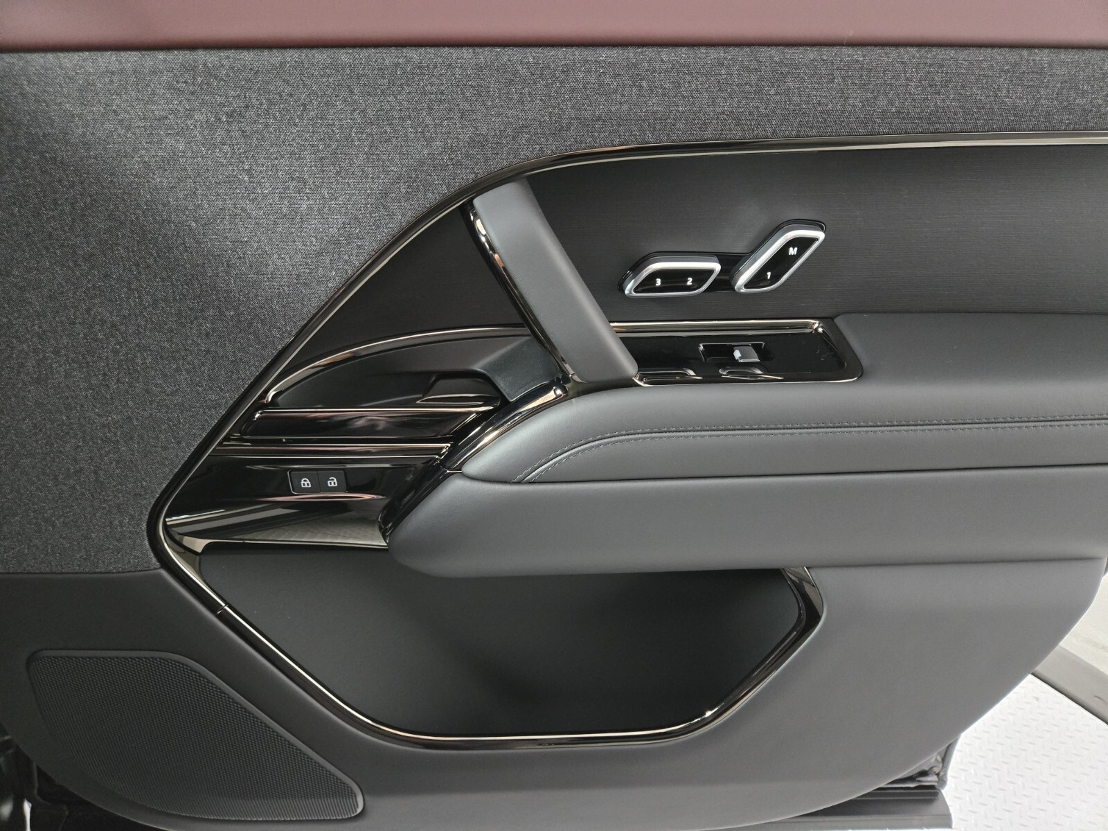 2025 Land Rover Range Rover Sport SE photo 15