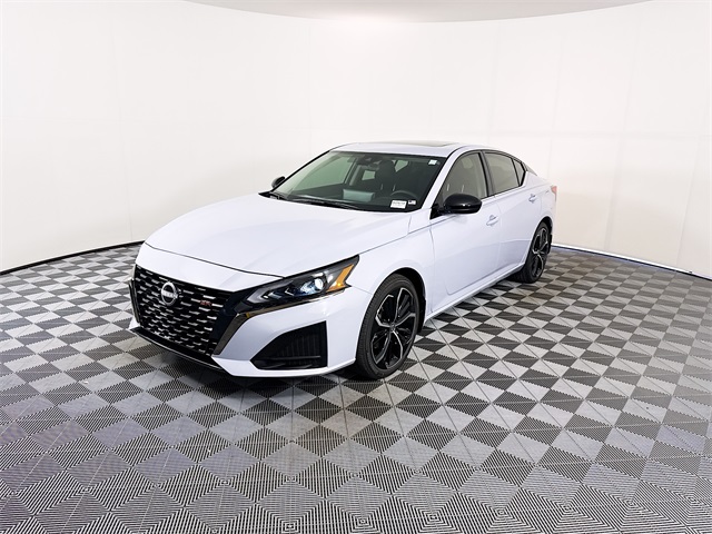2025 Nissan Altima SR photo 3