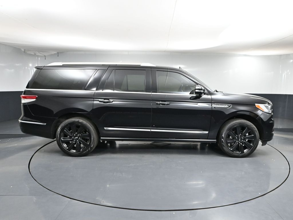 2024 Lincoln Navigator Reserve Luxury Monochromatic photo 3