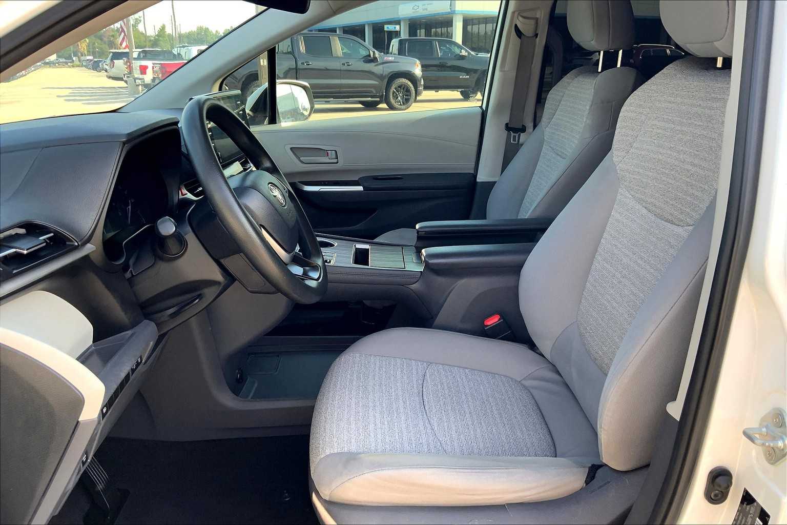 2021 Toyota Sienna LE photo 7