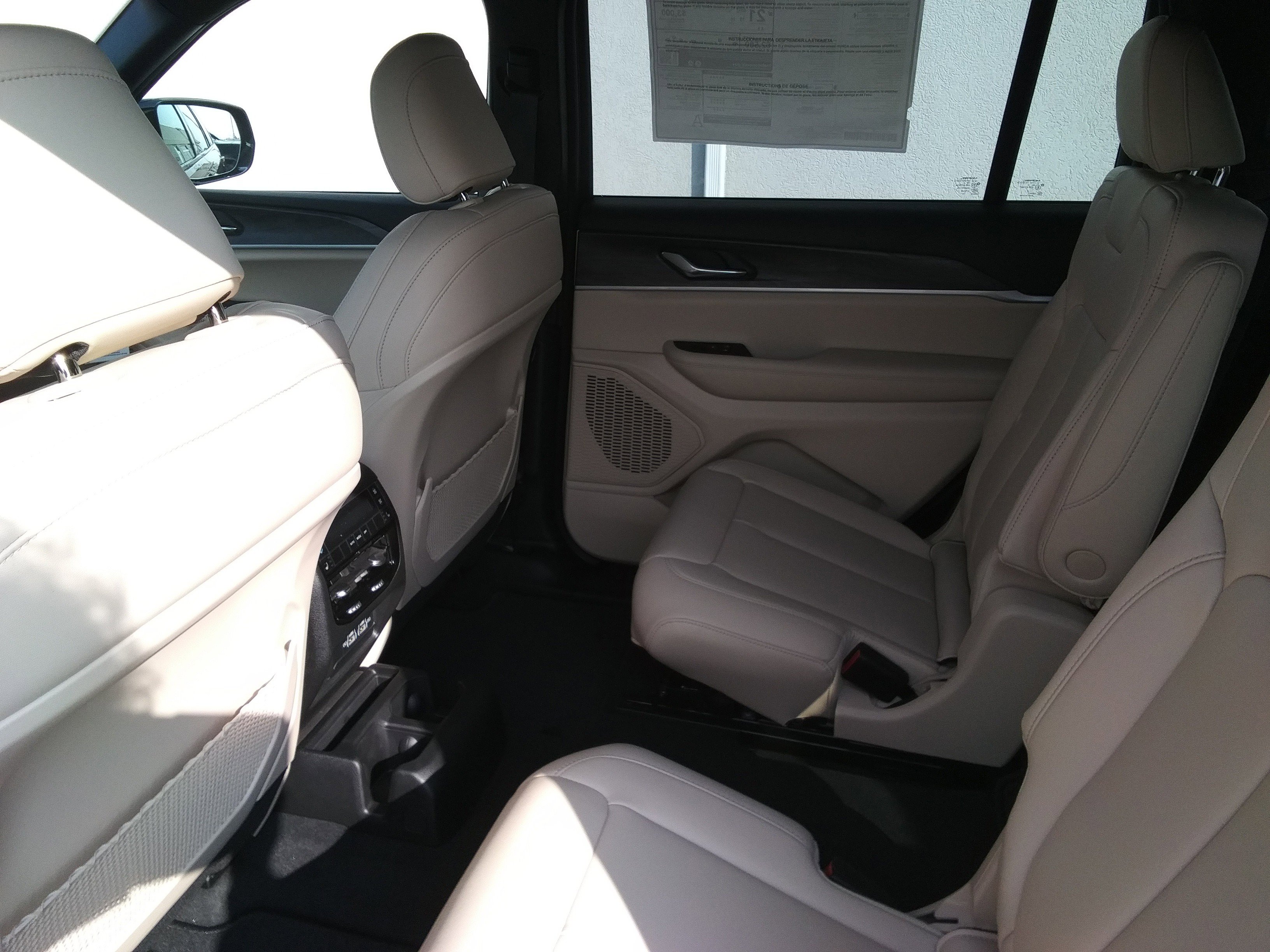2025 Jeep Grand Cherokee Limited photo 2