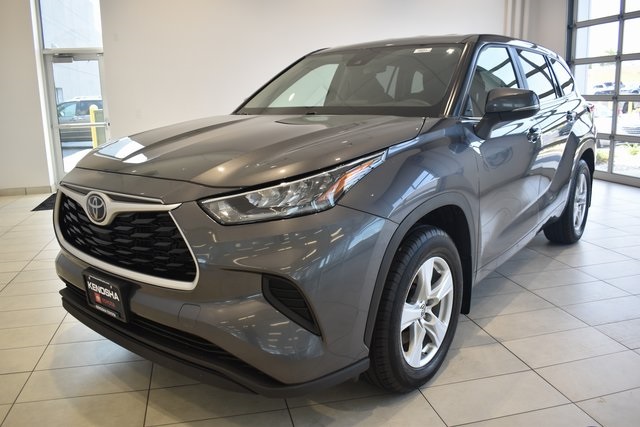 2023 Toyota Highlander LE photo 4