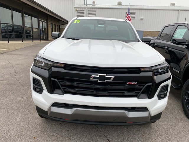 2025 Chevrolet Colorado Z71 photo 2