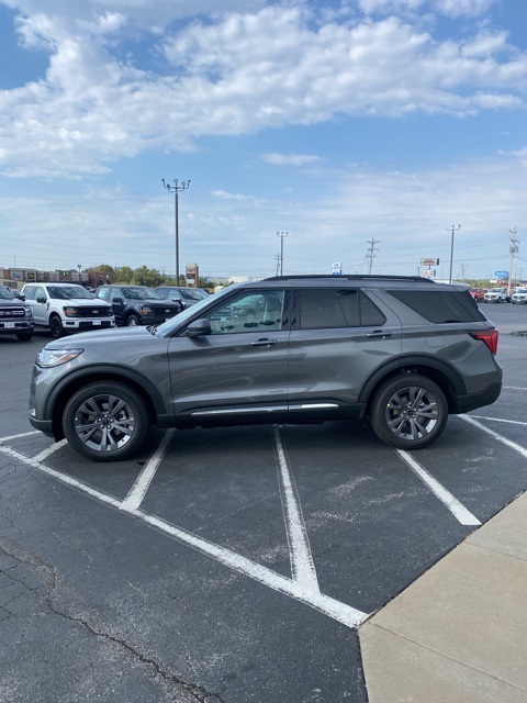 2025 Ford Explorer photo 4