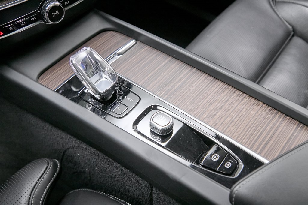 2023 VOLVO XC60 - Image 17