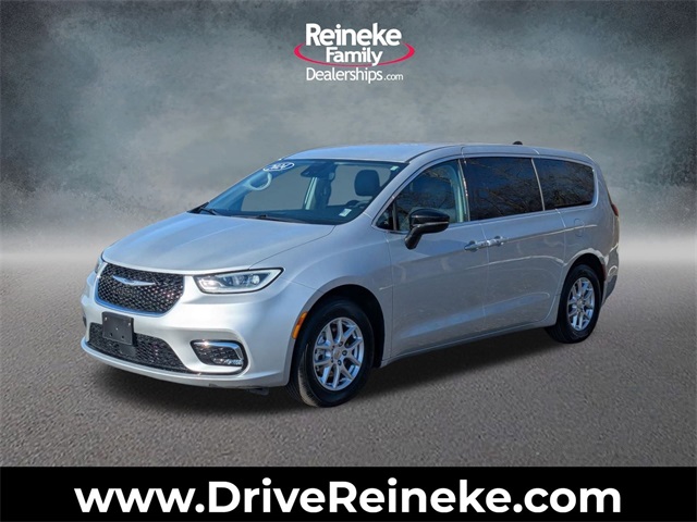 2024 Chrysler Pacifica Touring L's photo