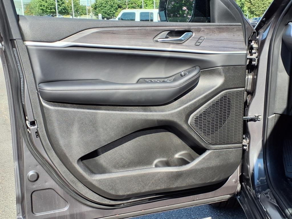 2025 Jeep Grand Cherokee Limited photo 4