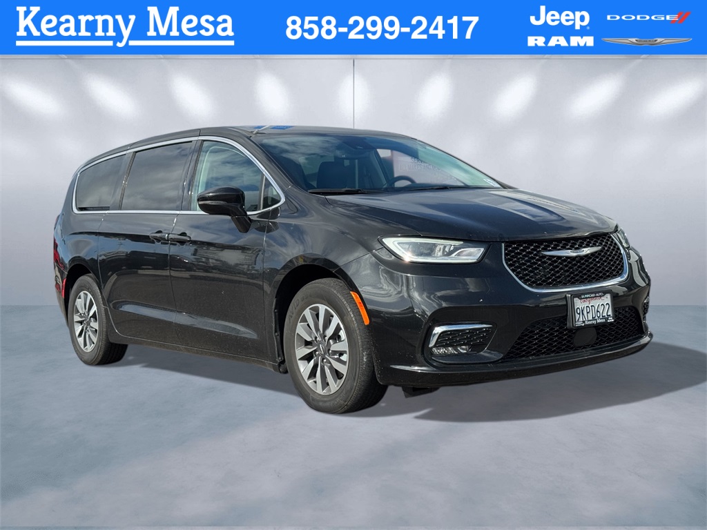 2022 Chrysler Pacifica Hybrid Touring L's photo