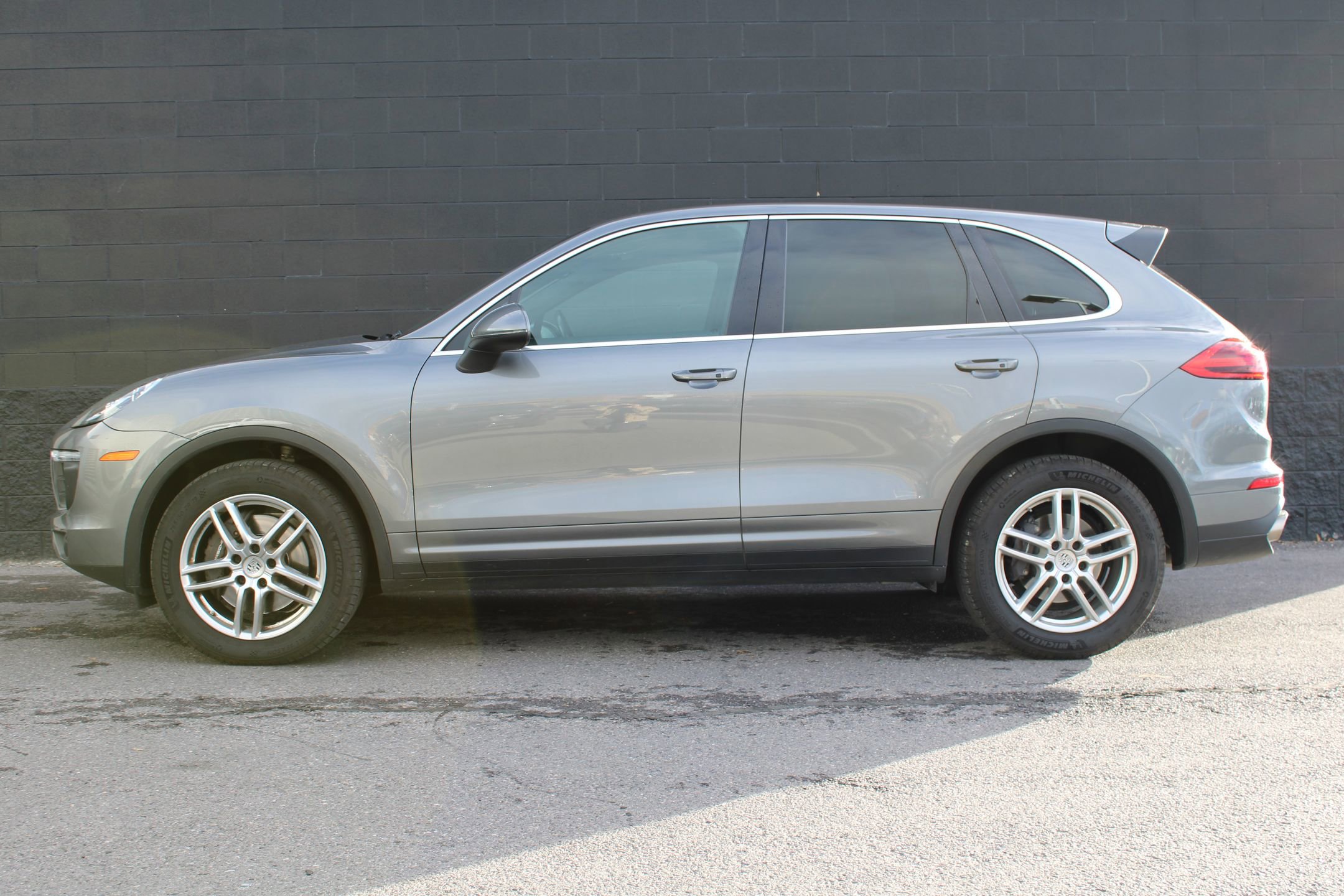 2017 Porsche Cayenne photo 2