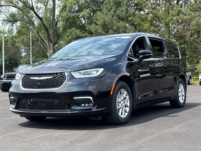 2025 Chrysler Pacifica photo 8