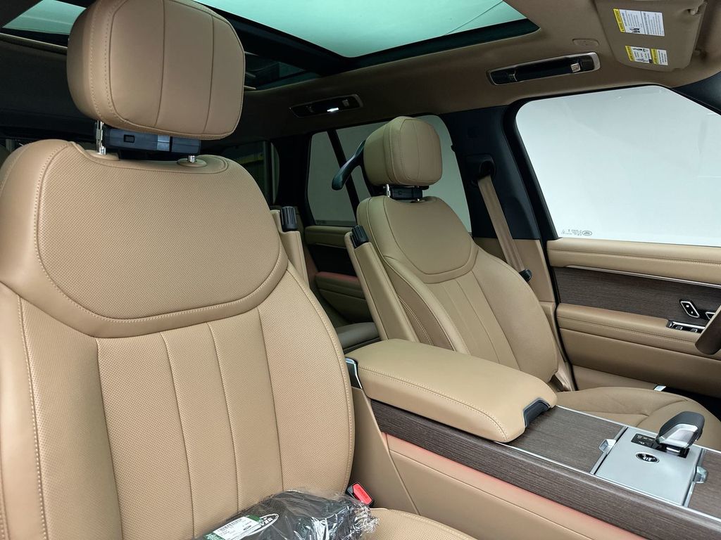 2025 Land Rover Range Rover SE photo 3