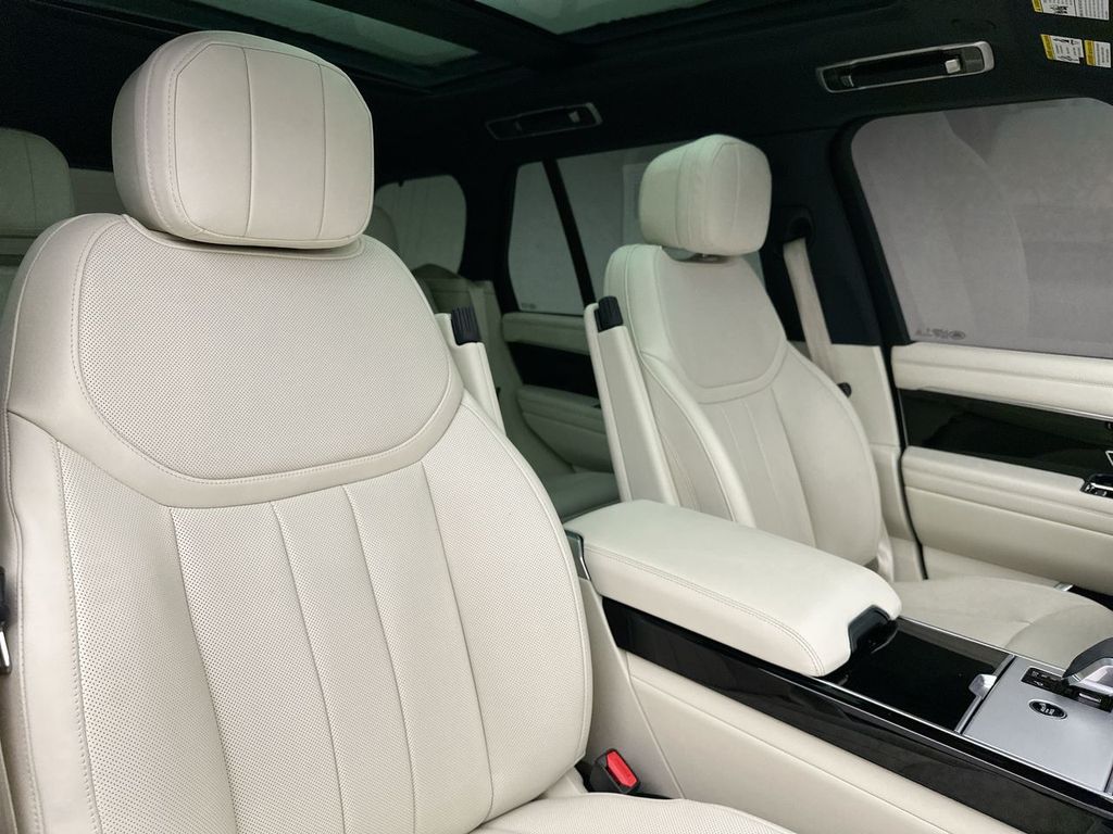 2024 Land Rover Range Rover SE photo 11