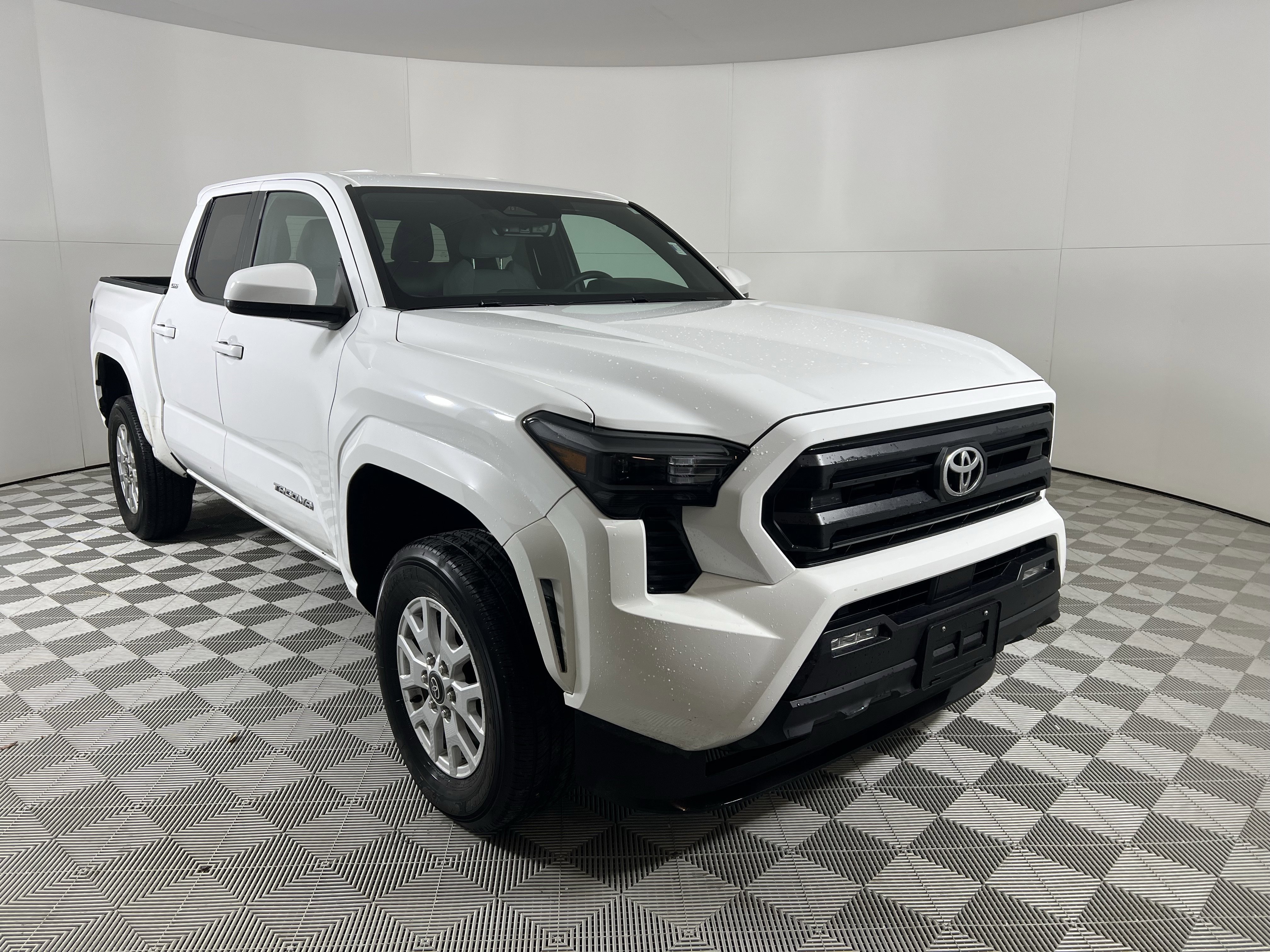 2024 Toyota Tacoma SR5's photo