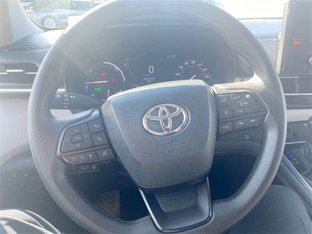 2025 Toyota Sienna LE photo 3