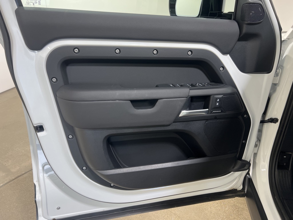 2025 Land Rover Defender 130 S photo 9