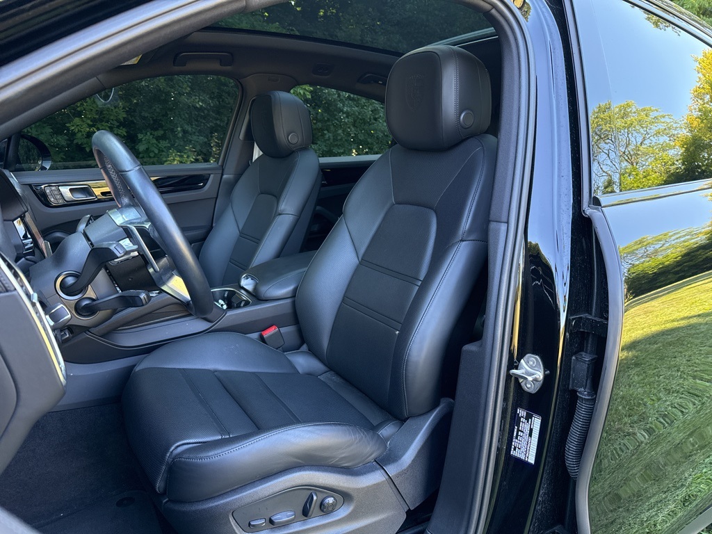 2023 Porsche Cayenne Coupe Platinum Edition photo 5