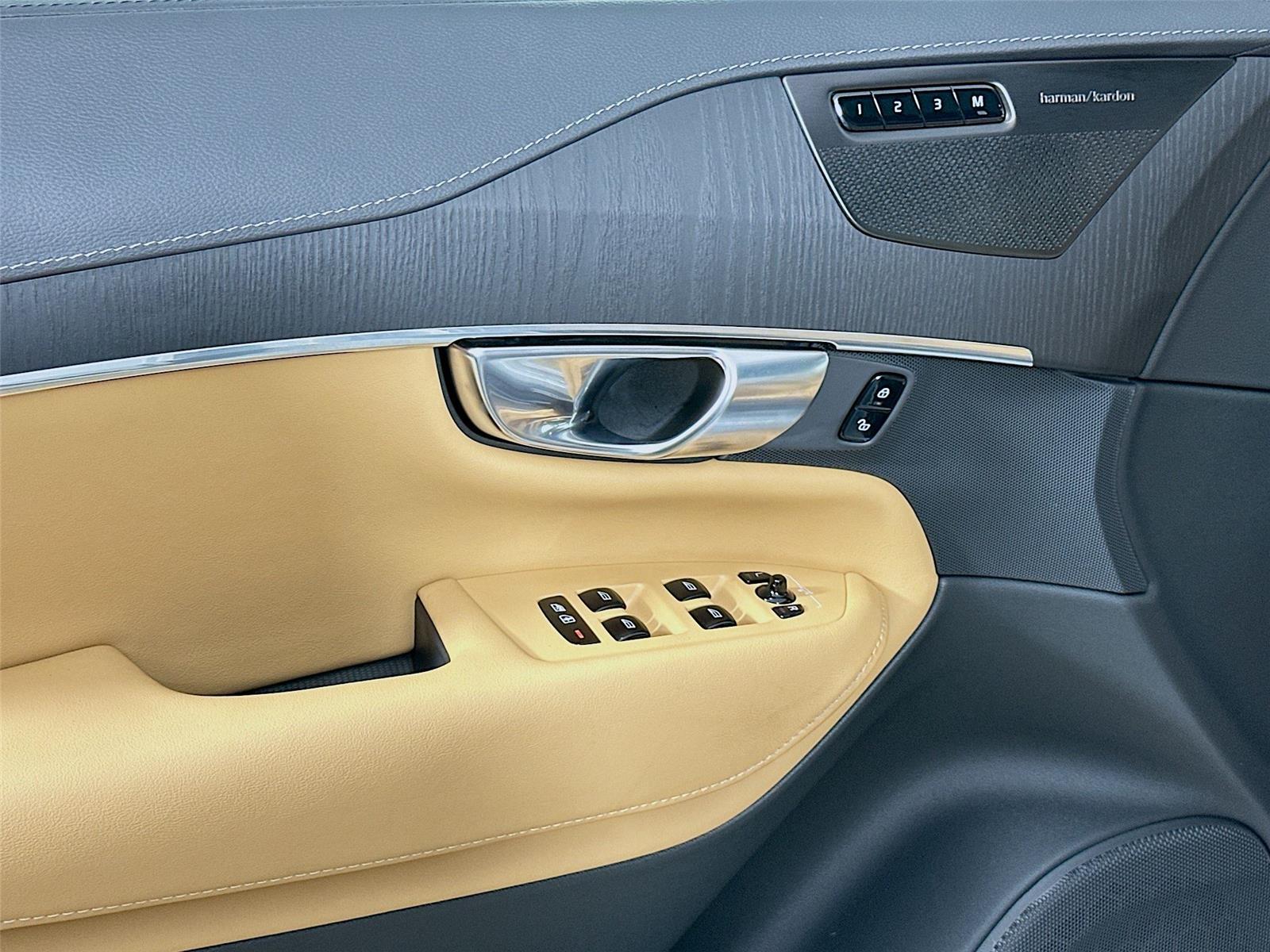 2025 Volvo XC90 photo 18