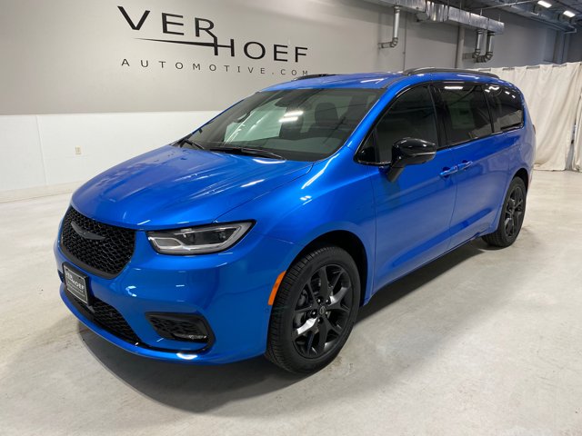 2026 Chrysler Pacifica Select's photo