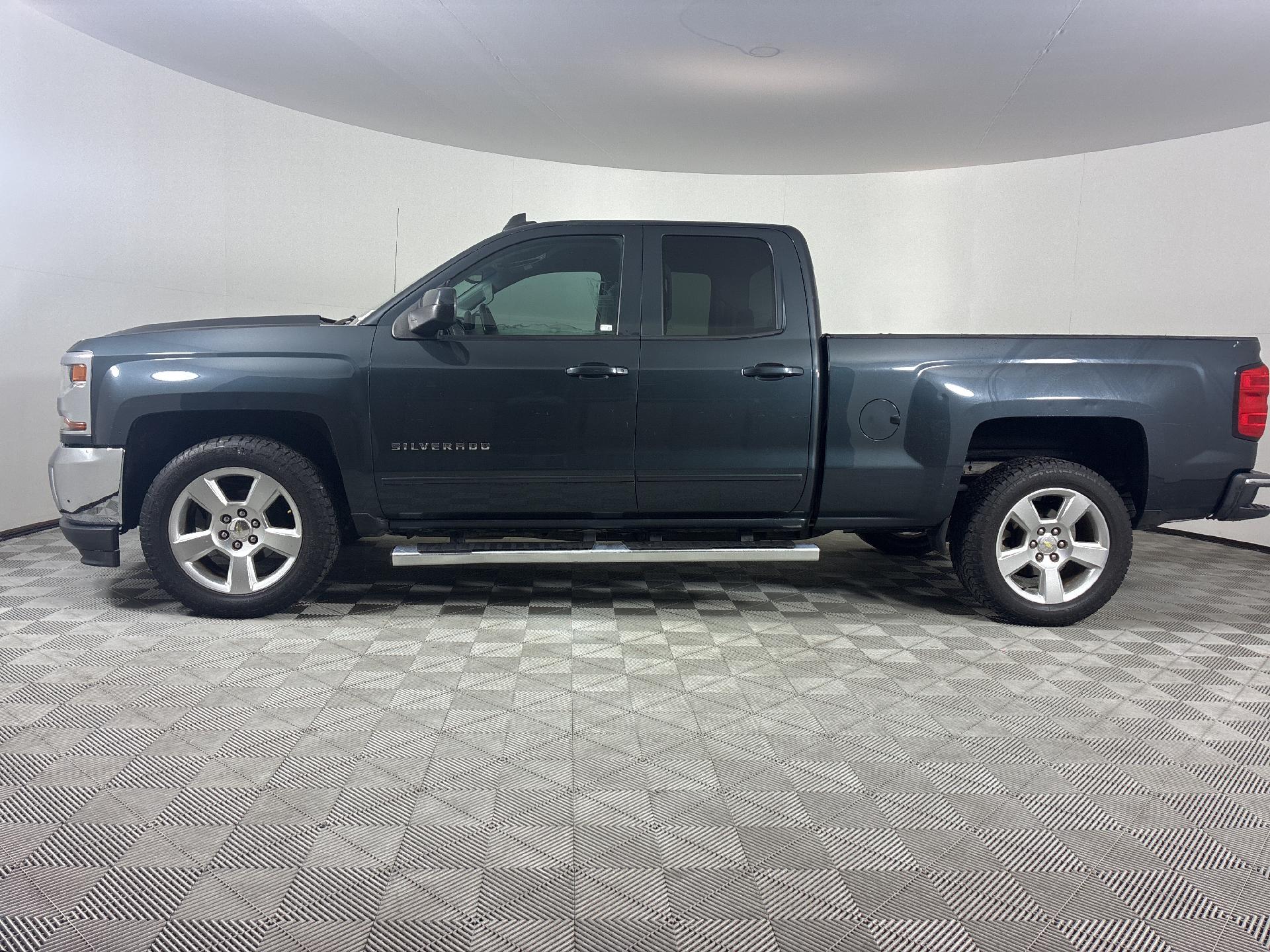 2017 Chevrolet Silverado 1500 LT photo 2