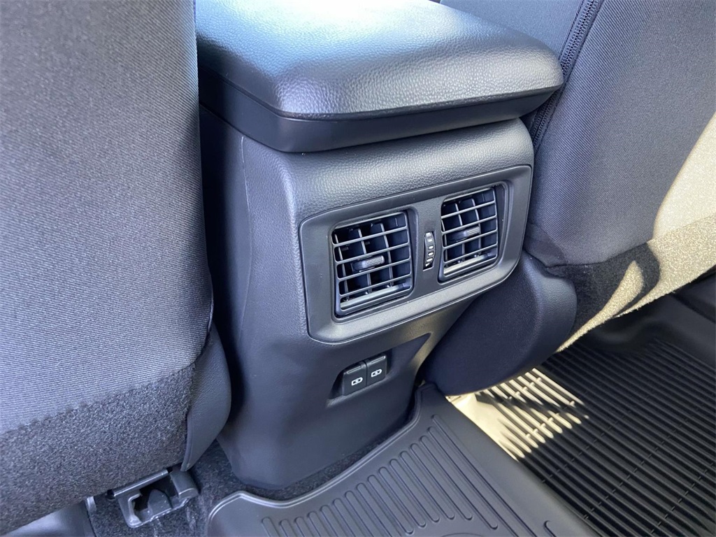2025 Toyota RAV4 XLE photo 8