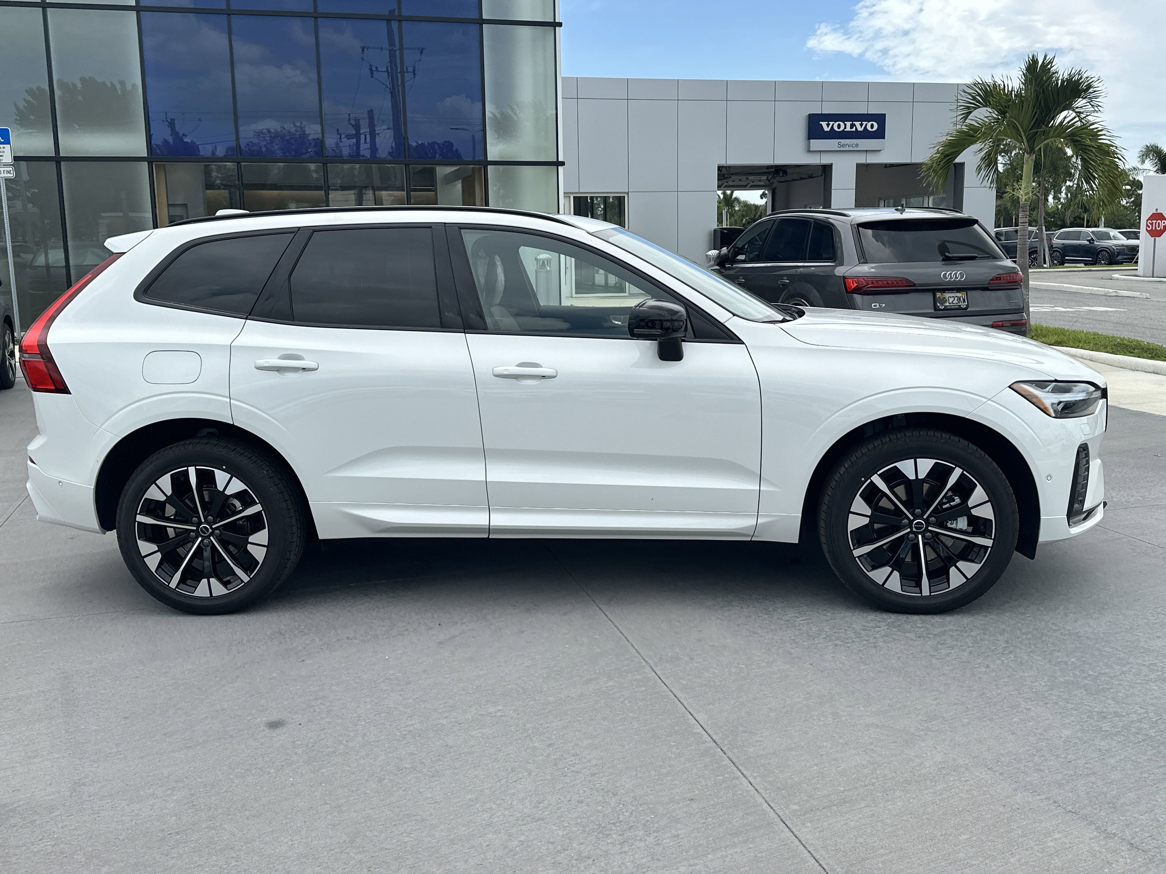 2026 Volvo XC60 Plus photo 4