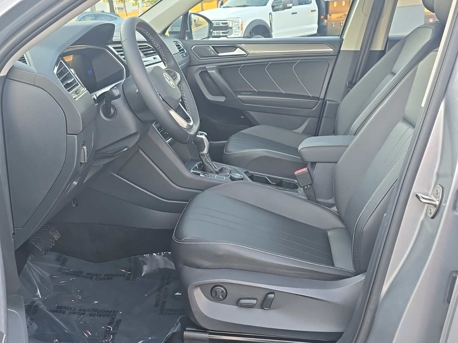 2023 Volkswagen Tiguan SE photo 4