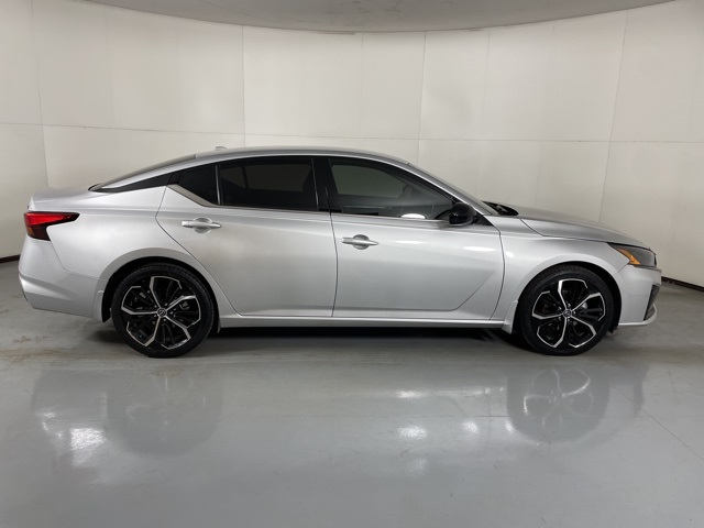 2023 Nissan Altima 2.5 SR photo 9