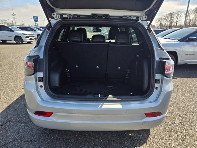 2025 Jeep Compass Limited photo 3