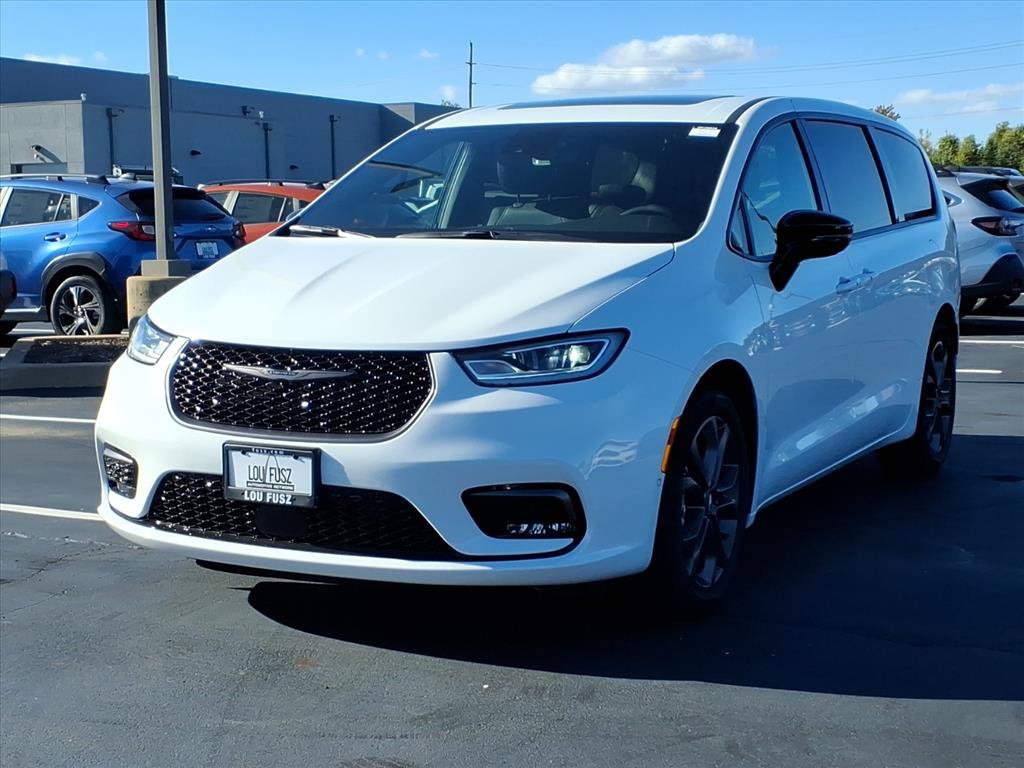 2026 Chrysler Pacifica photo 2