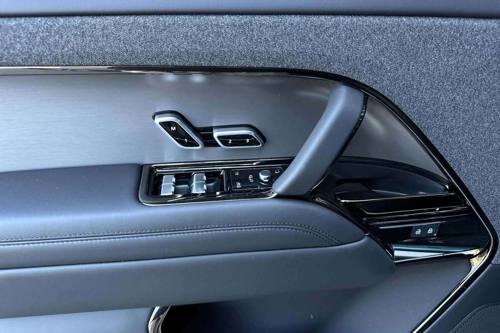 2025 Land Rover Range Rover Sport SE photo 11