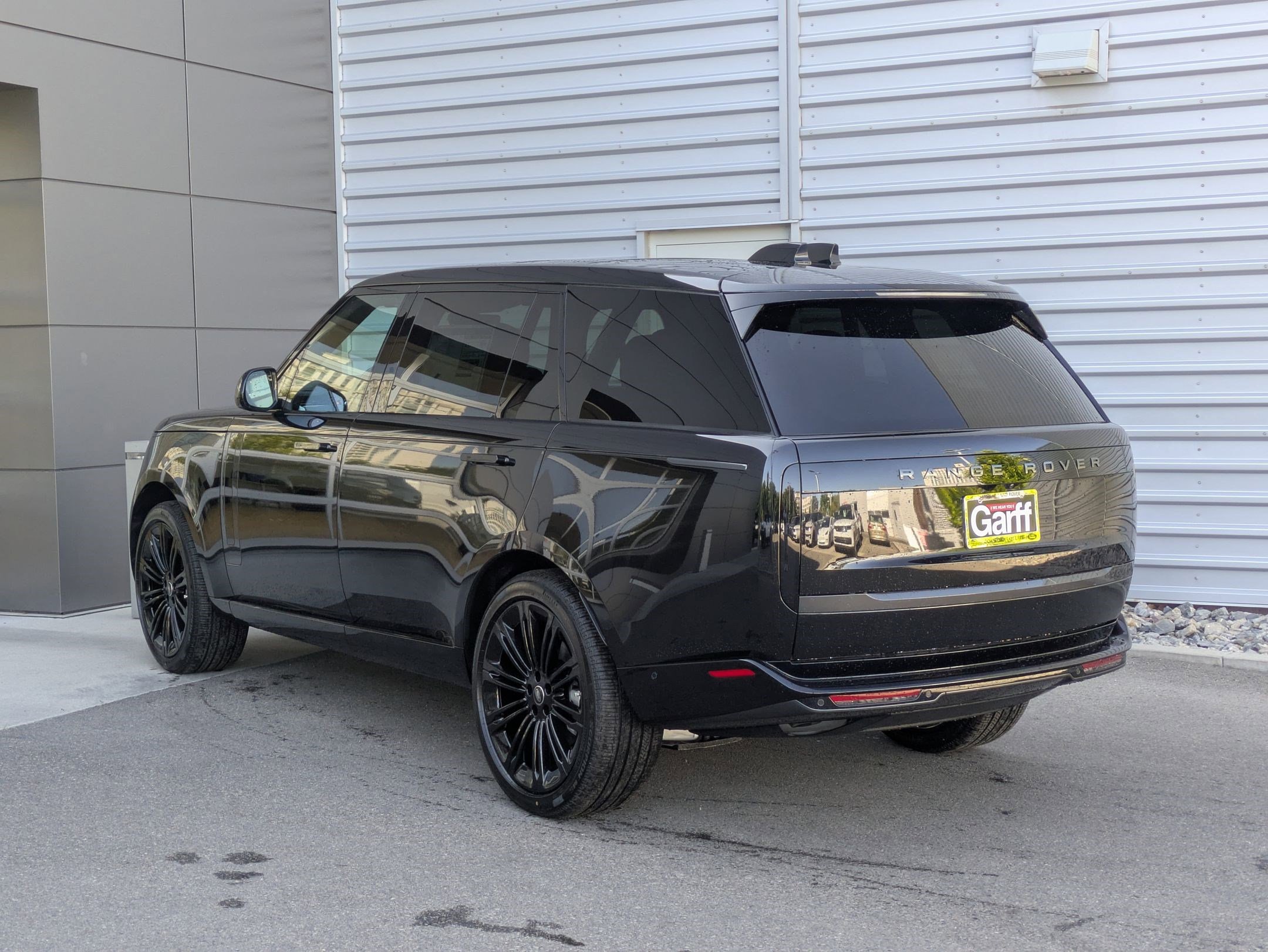 2025 Land Rover Range Rover SE photo 2