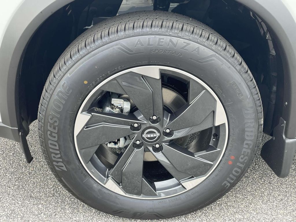 2025 Nissan Rogue SV photo 5