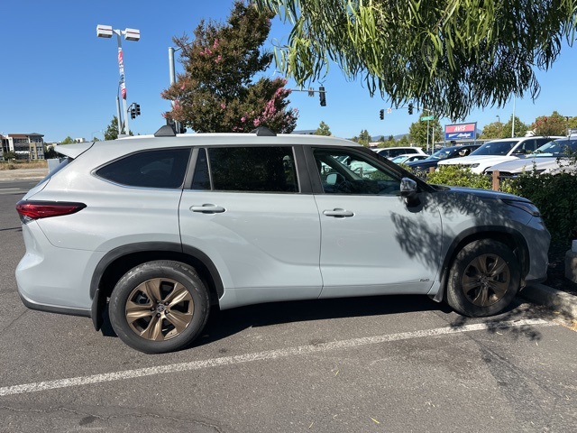 2023 Toyota Highlander Hybrid Bronze Edition photo 4