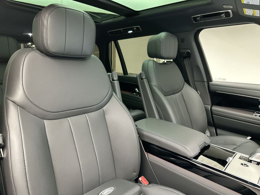2025 Land Rover Range Rover SE photo 5