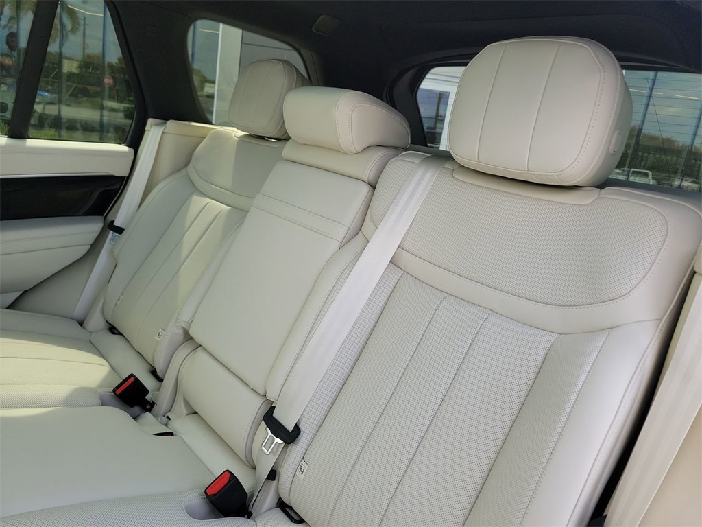 2025 Land Rover Range Rover SE photo 15