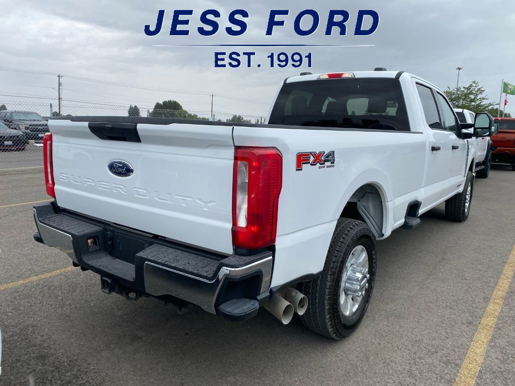2023 Ford F-350 XLT photo 3