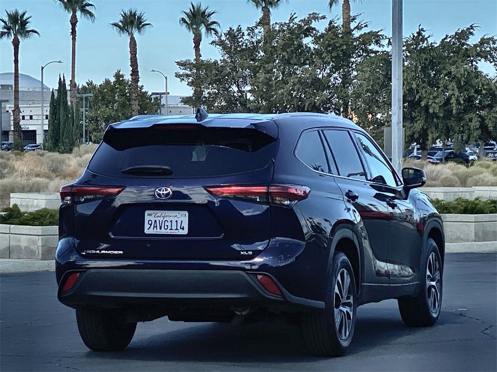 2022 Toyota Highlander XLE photo 2