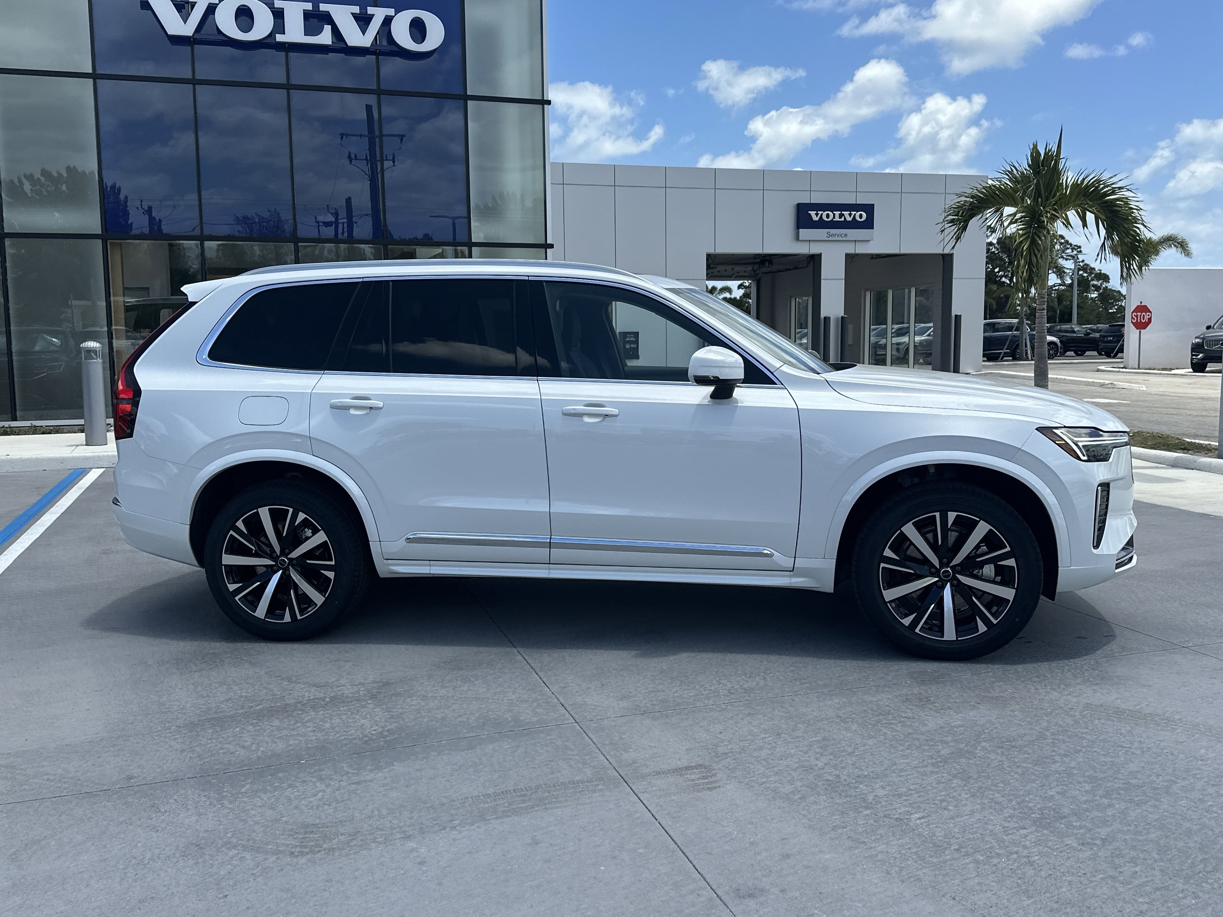 2025 Volvo XC90 Core photo 4