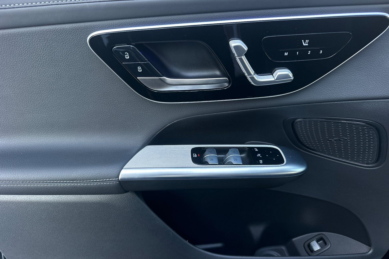 2025 Mercedes Benz GLC 300 photo 19