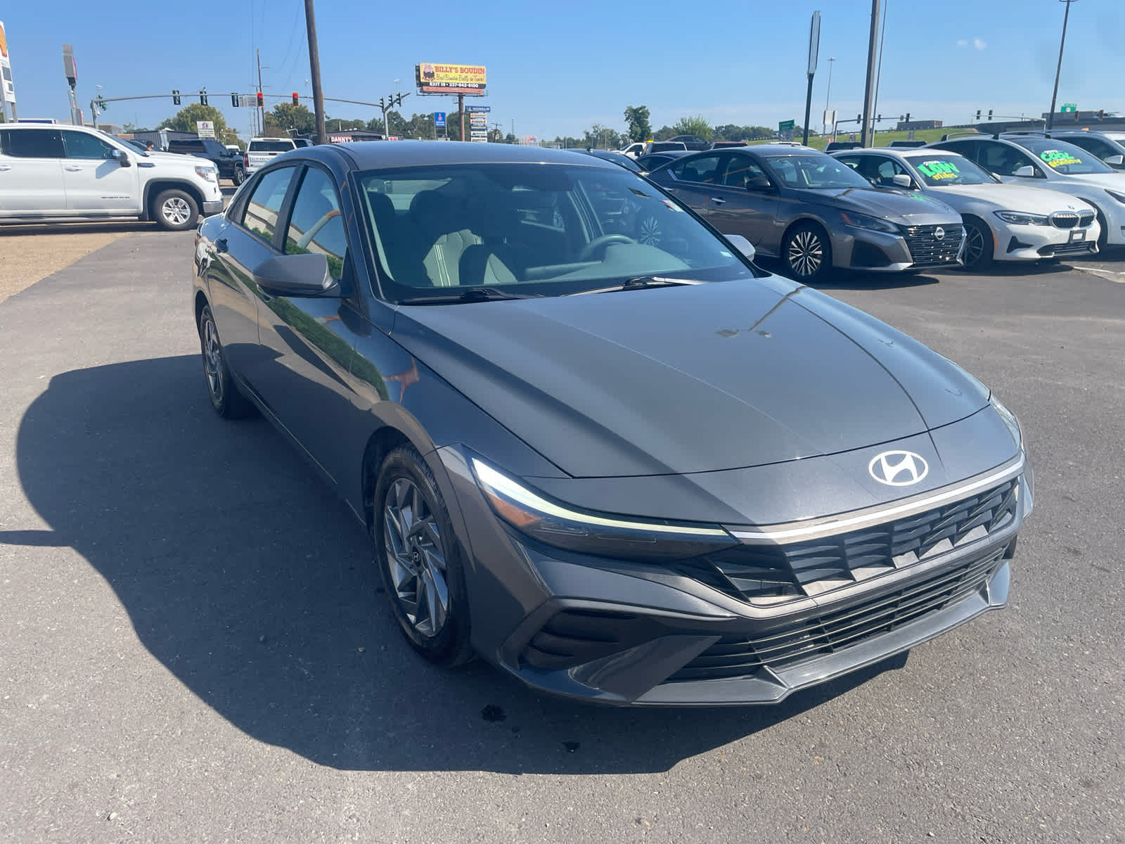 2024 Hyundai Elantra SEL photo 3